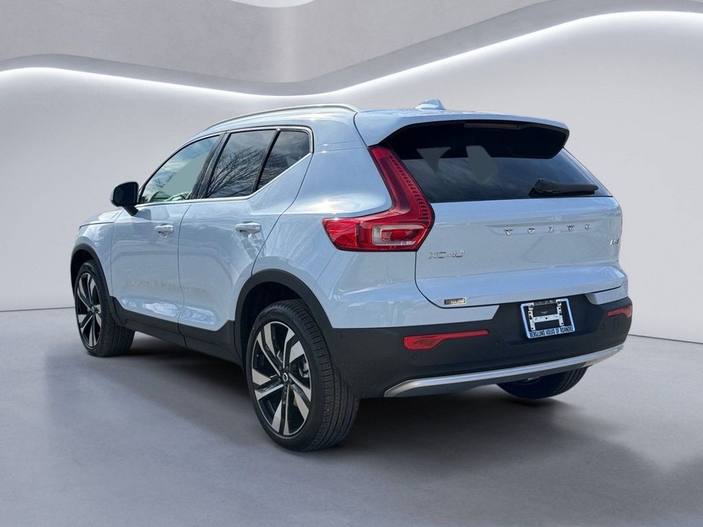 2025 Volvo XC40 photo 4