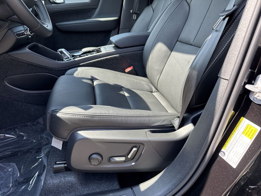 2026 Volvo XC40 Plus - Photo 17