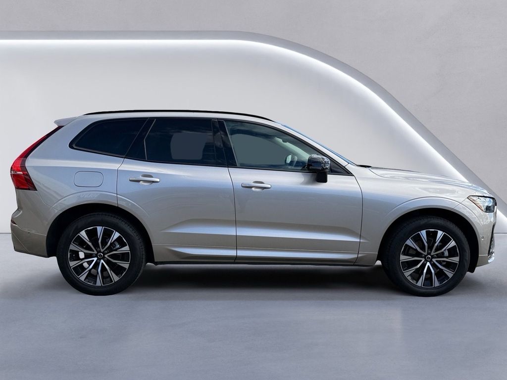 2025 Volvo XC60 B5 Plus photo 2