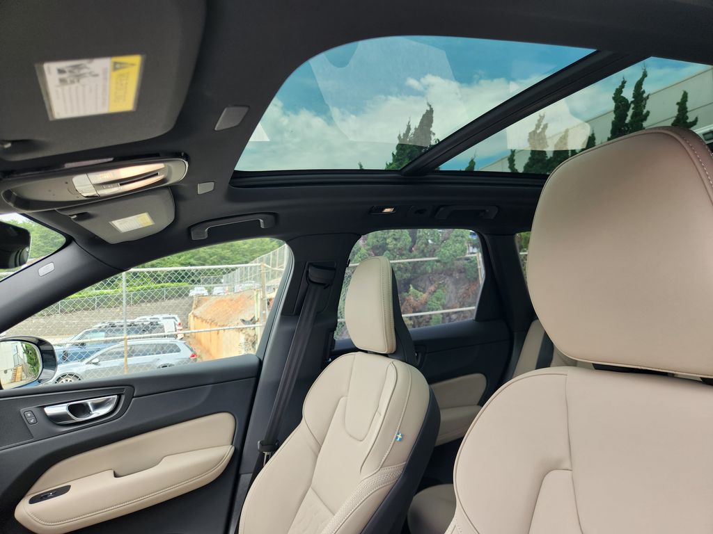2026 Volvo XC60 Plus - Photo 10