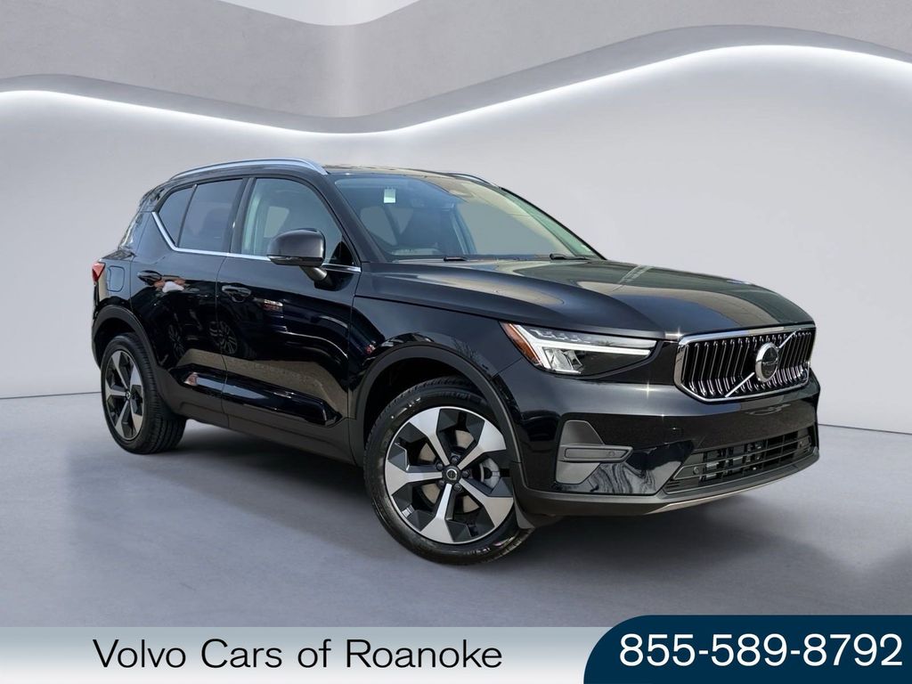 2025 Volvo XC40 SUV 