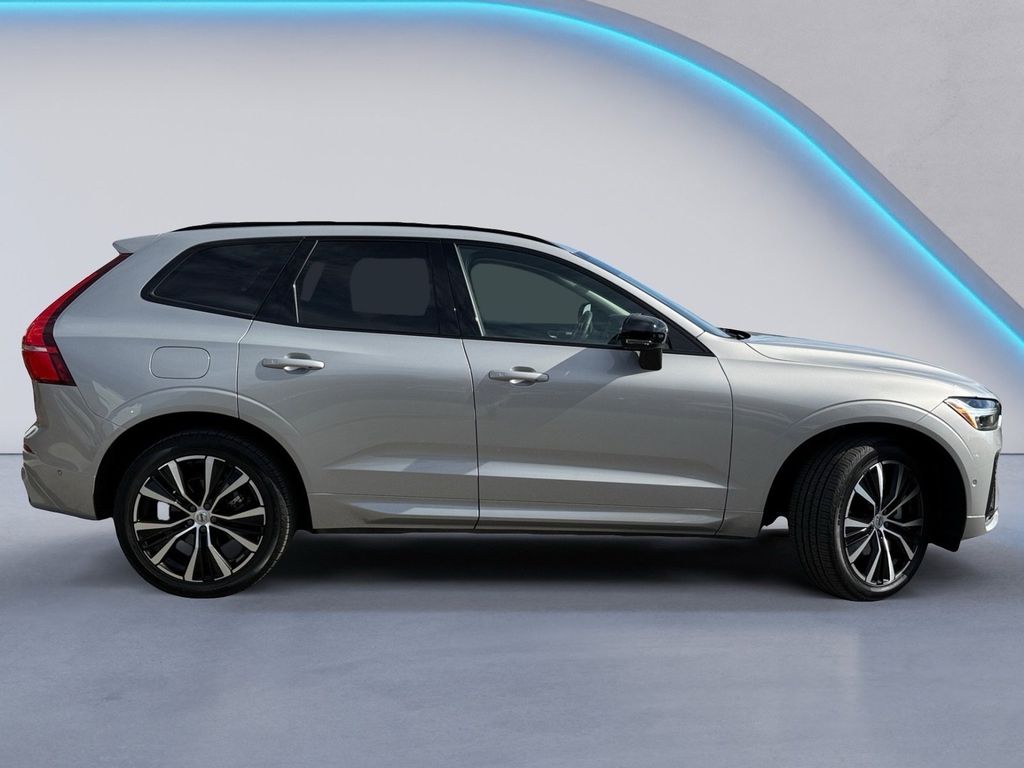 2025 Volvo XC60 B5 Plus photo 3