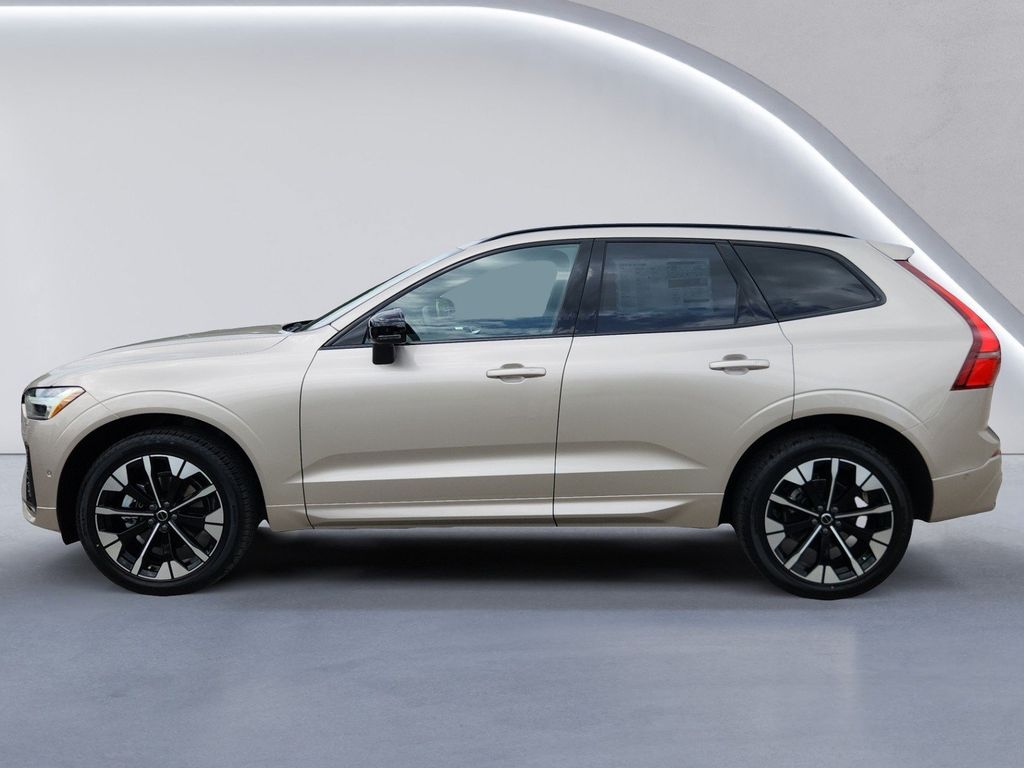 2026 Volvo XC60 Plus - Photo 6