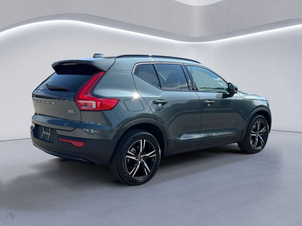 2026 Volvo XC40 Core photo 4