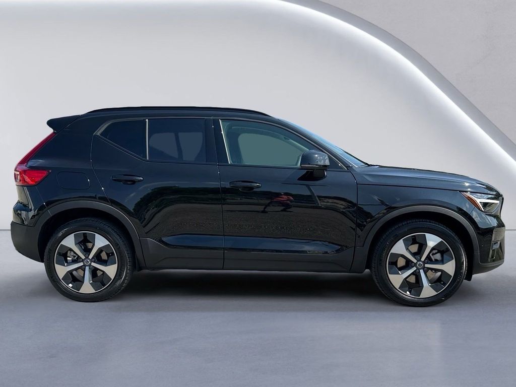 2026 Volvo XC40 Plus photo 3