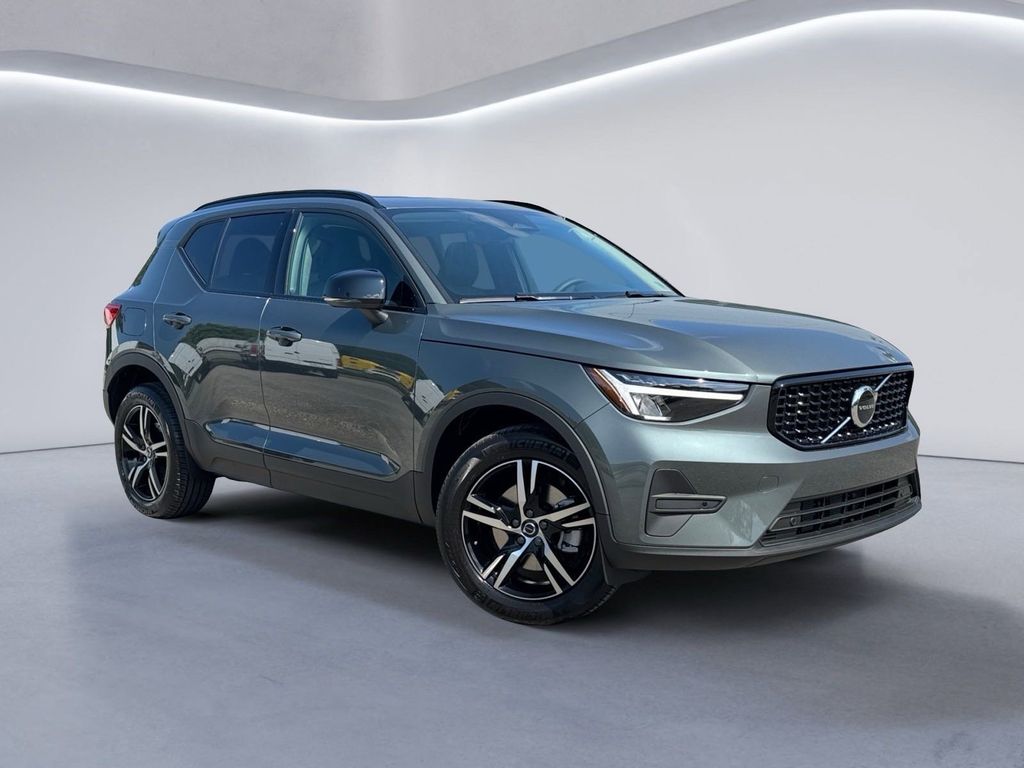 2026 Volvo XC40 Core photo 2