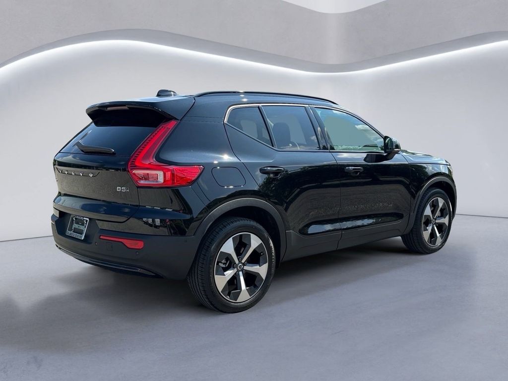 2026 Volvo XC40 Plus photo 4