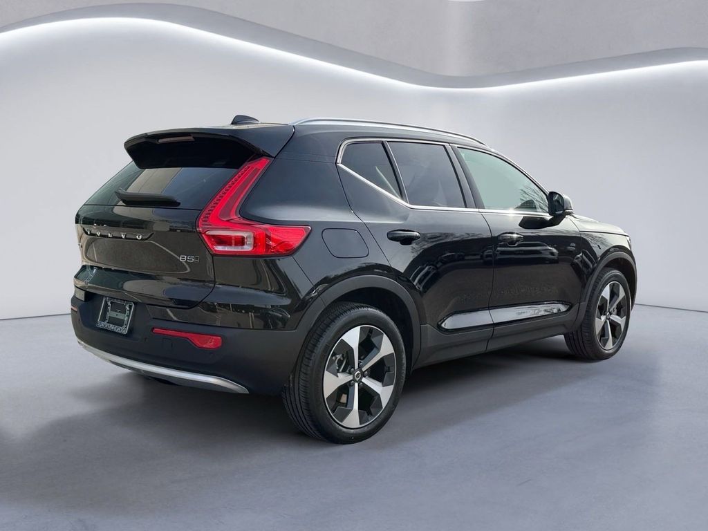 2025 Volvo XC40 Core photo 2