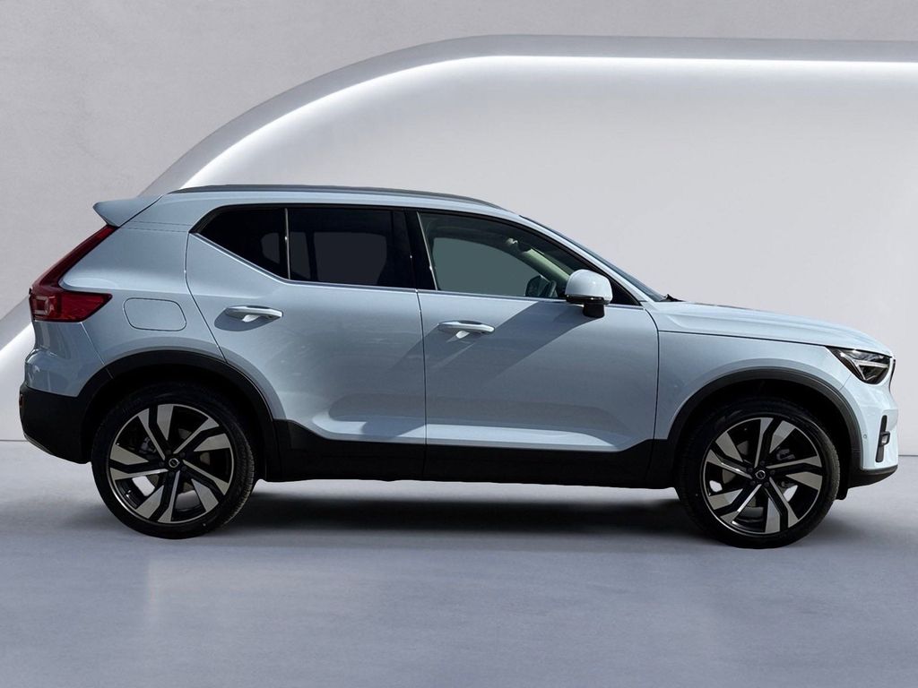 2025 Volvo XC40 photo 2