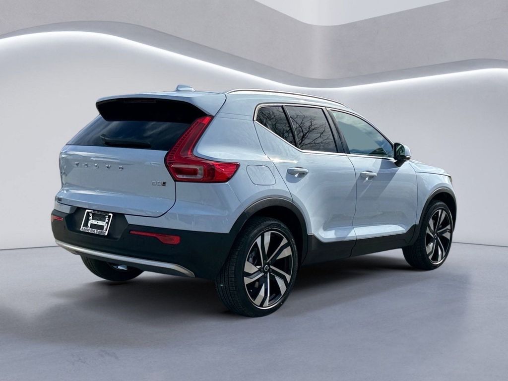 2025 Volvo XC40 photo 3