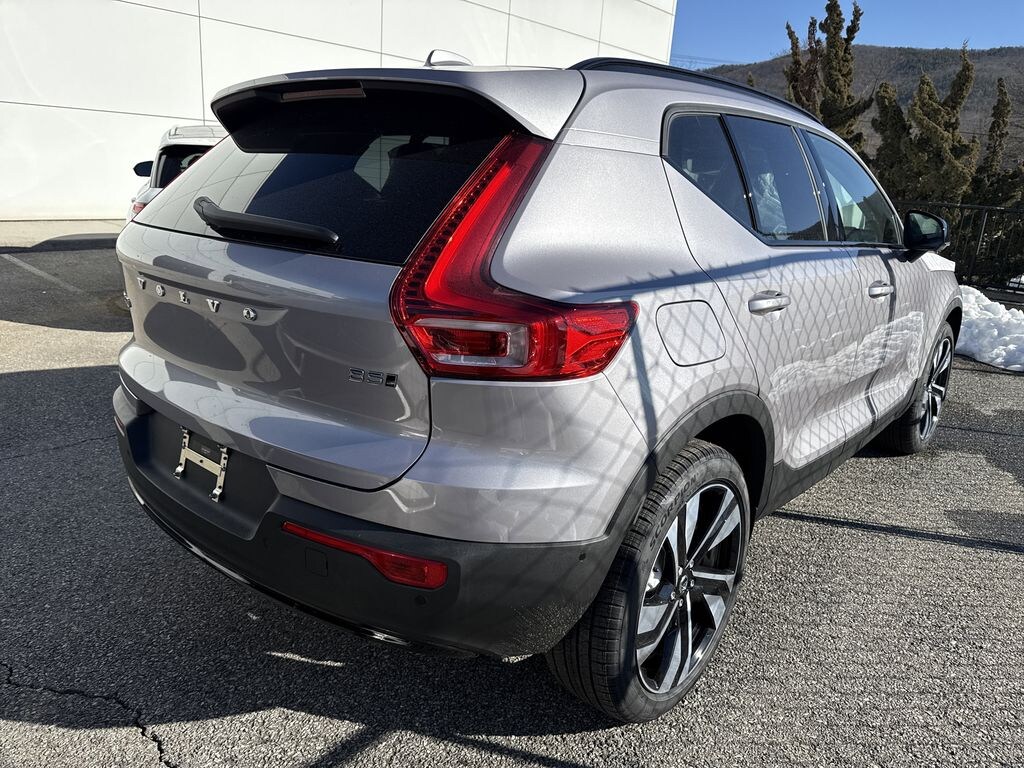 New 2026 Volvo XC40 B5 Ultra SUV