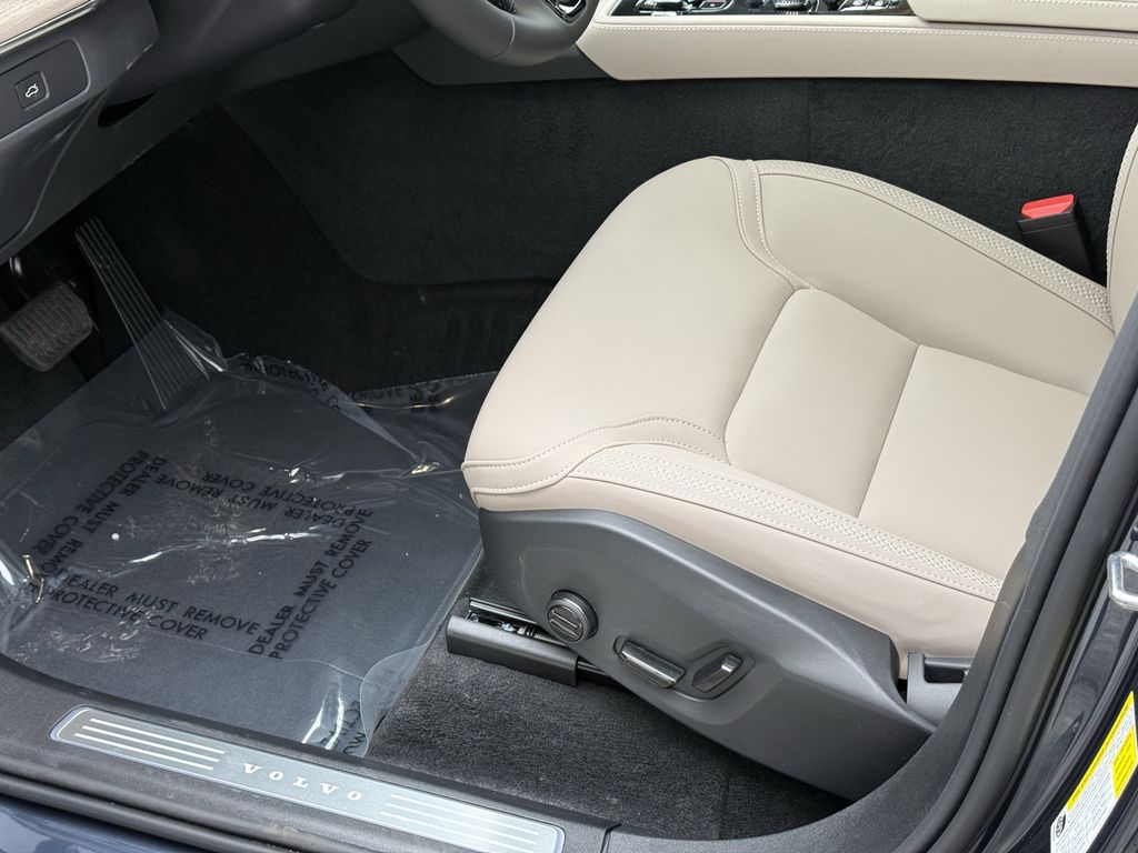 2026 Volvo XC90 Plus - Photo 15