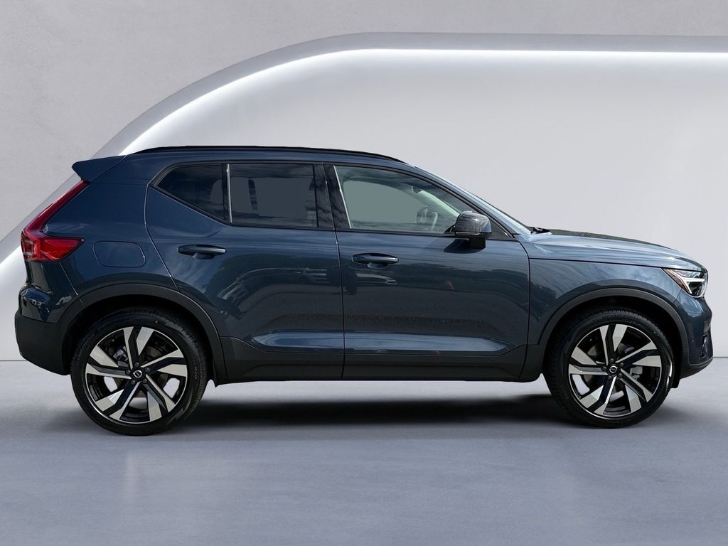 2026 Volvo XC40 Plus photo 3
