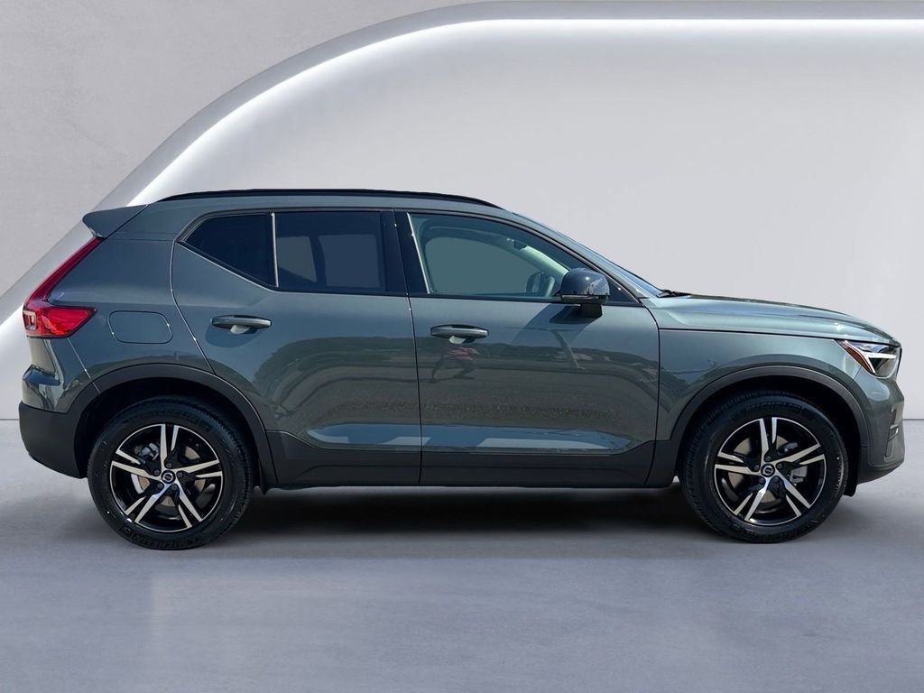 2026 Volvo XC40 Core photo 3