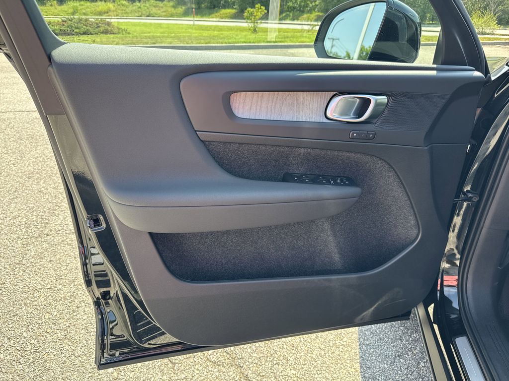 2026 Volvo XC40 Plus - Photo 15