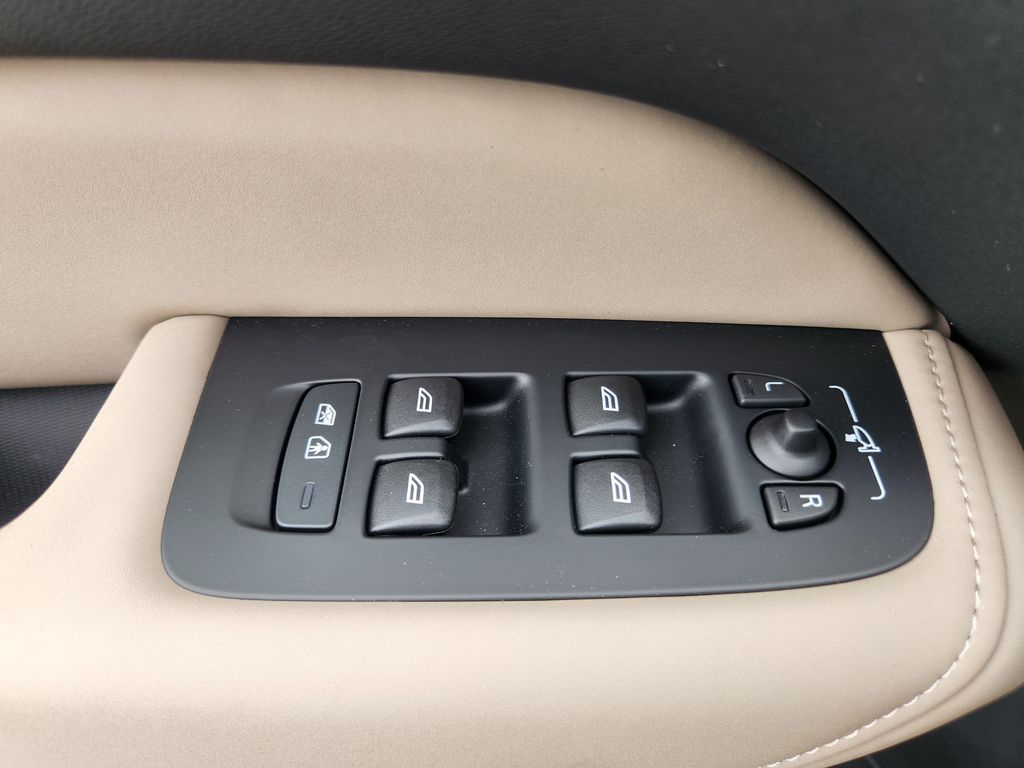 2026 Volvo XC60 Plus - Photo 17