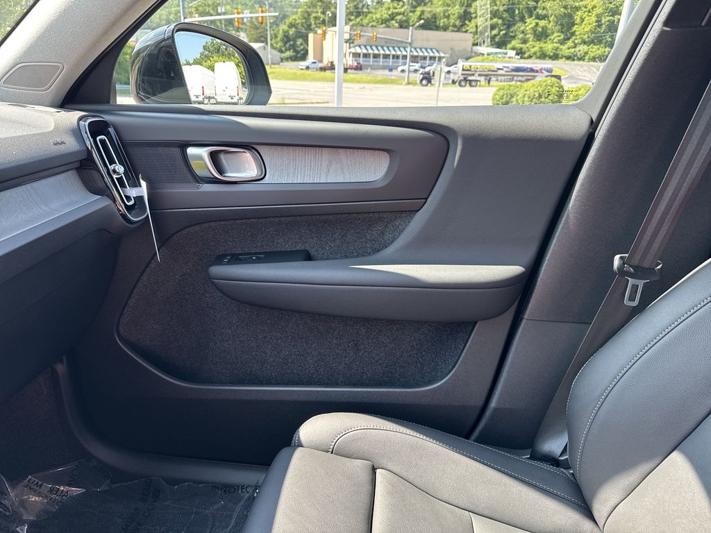 2026 Volvo XC40 Plus - Photo 28