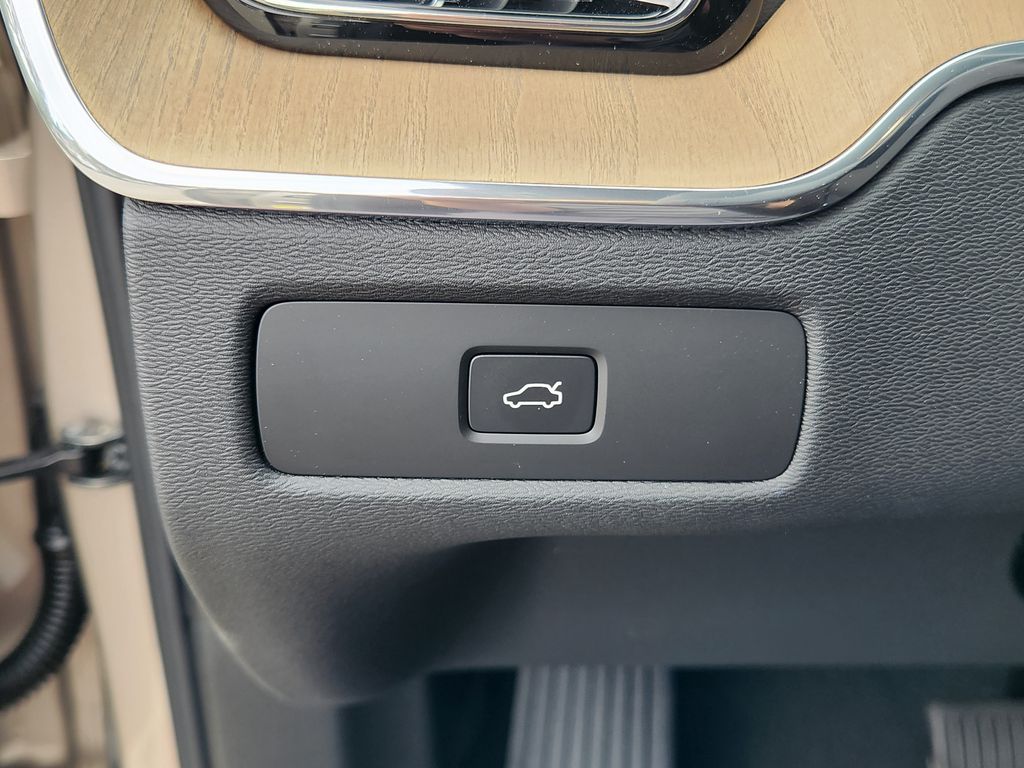 2026 Volvo XC60 Plus - Photo 18