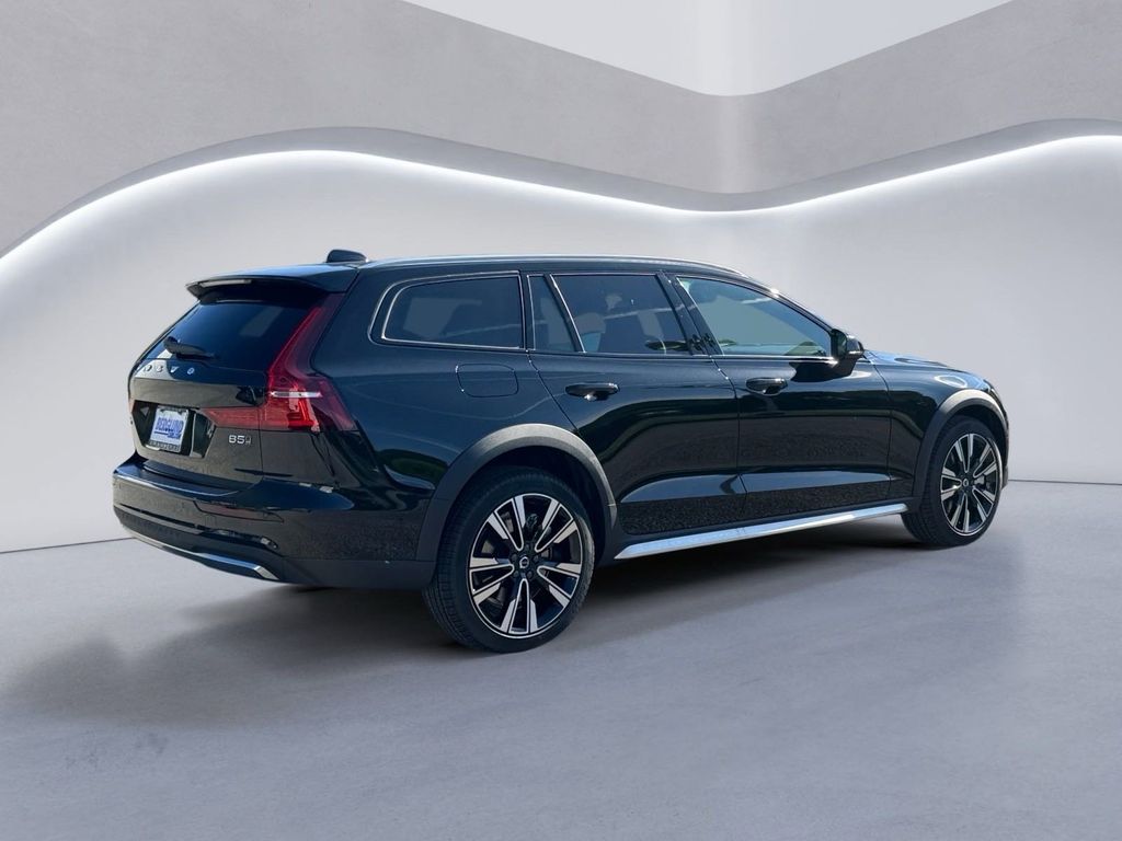 2026 Volvo V60 Cross Country B5 photo 4