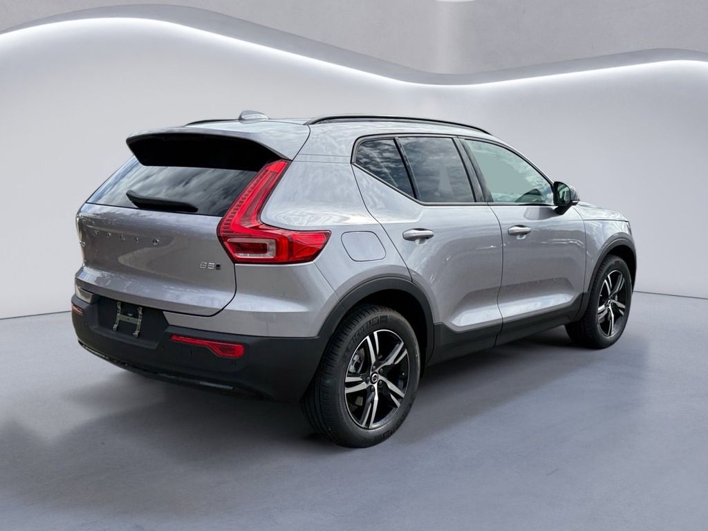 2026 Volvo XC40 Core photo 4