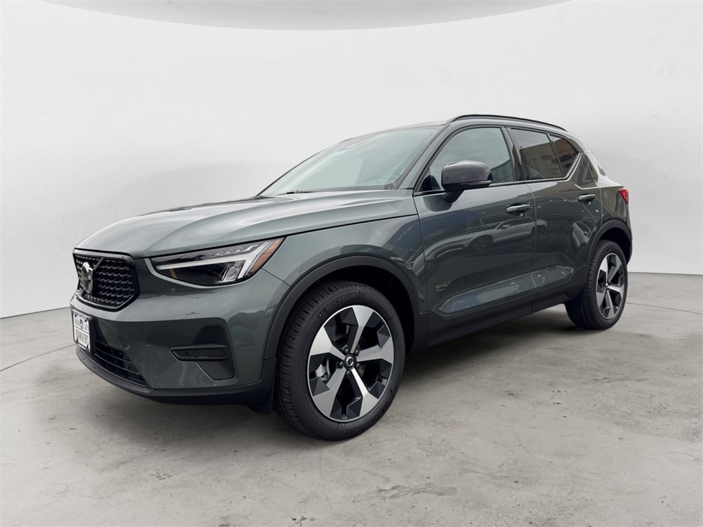 New 2026 Volvo XC40 B5 Core SUV