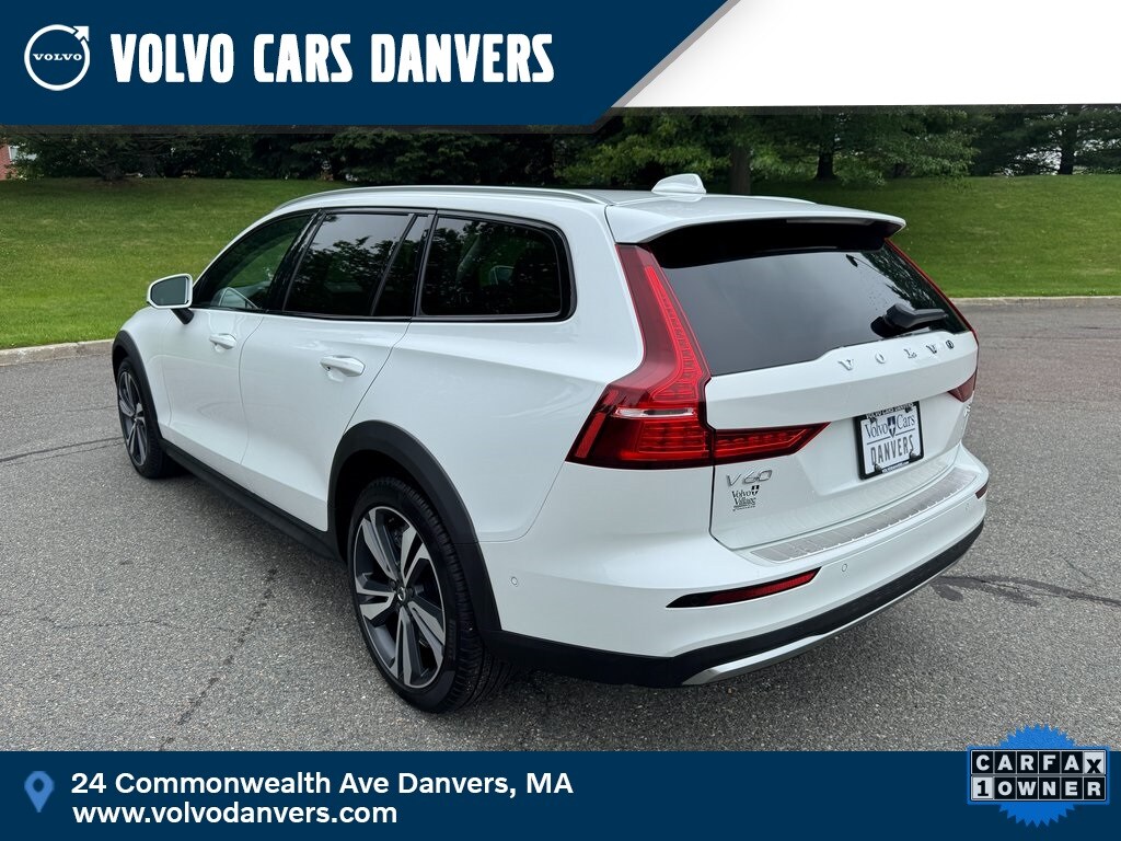 2024 Volvo V60 Cross Country B5 Plus photo 3