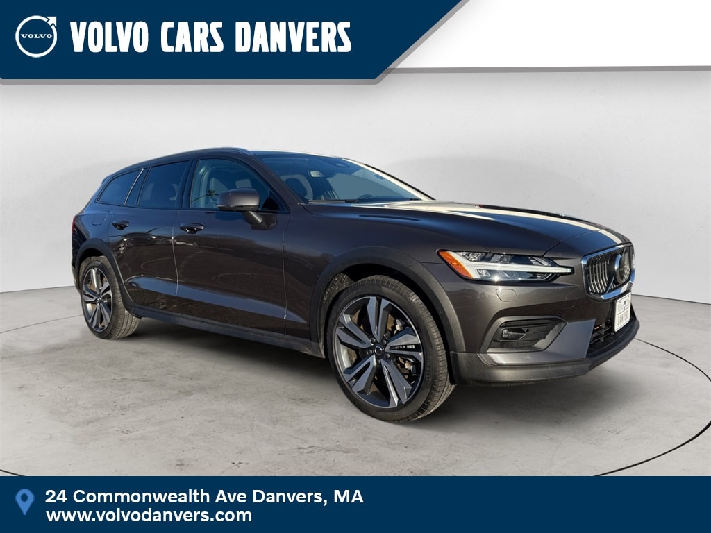 2025 Volvo V60 Cross Country Plus's photo