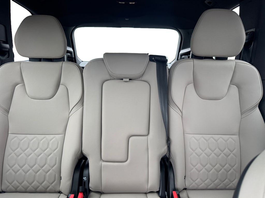 2025 Volvo XC90 Core - Photo 23