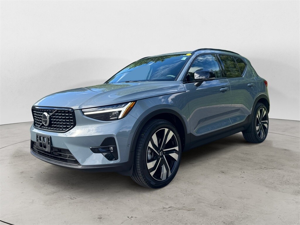 2023 Volvo XC40 Ultimate photo 2