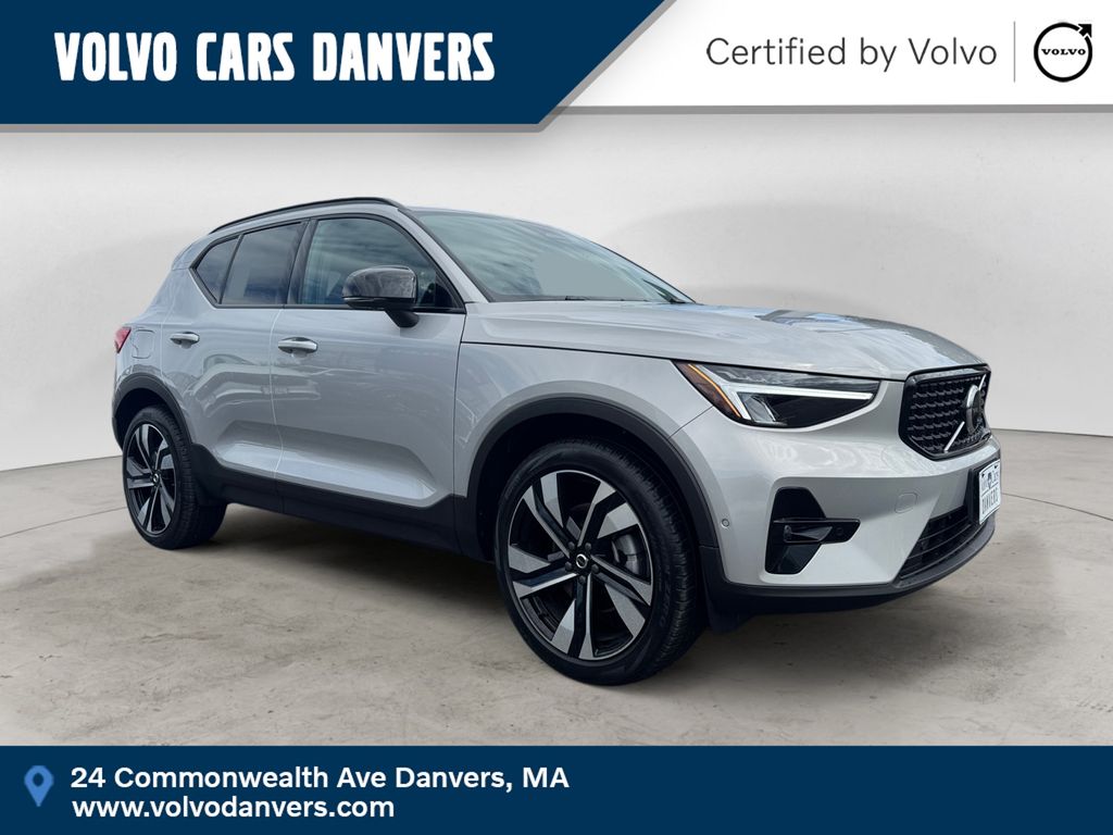 2025 Volvo XC40 SUV 
