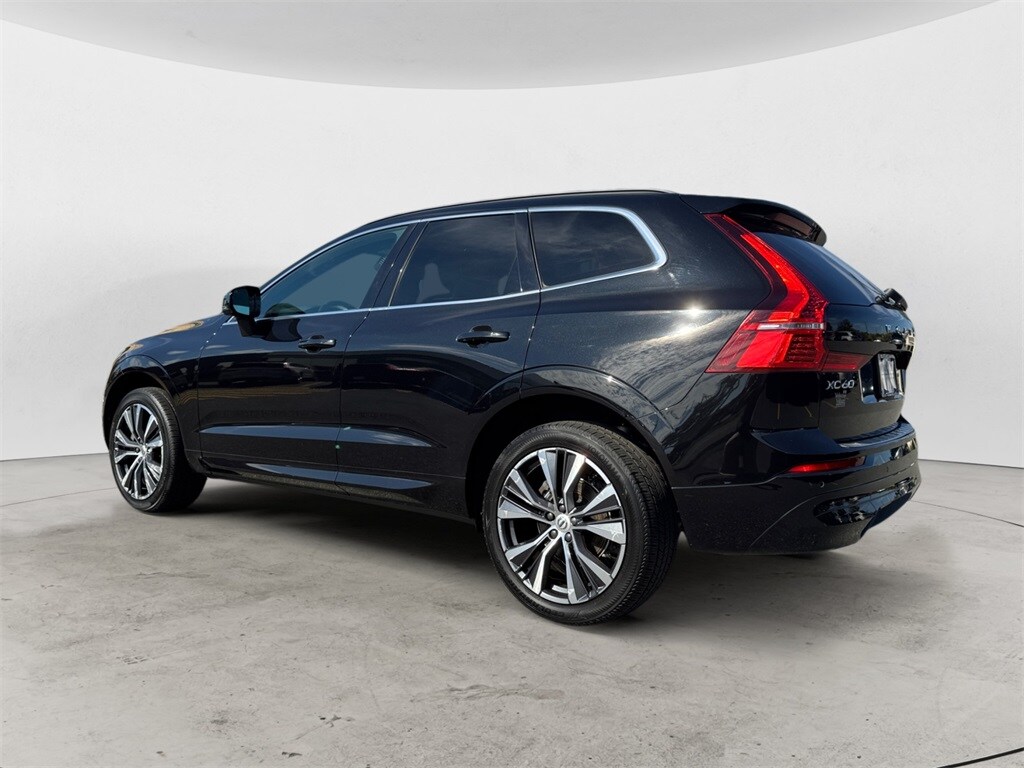 2022 Volvo XC60 B5 Momentum photo 3