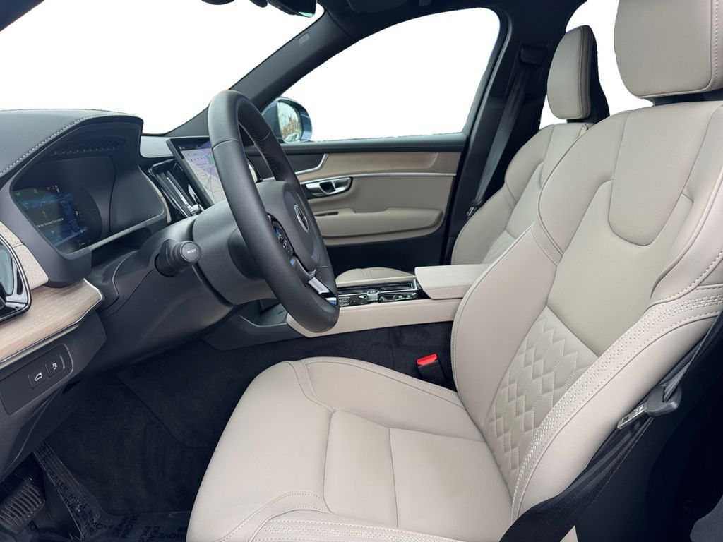 2025 Volvo XC90 Core - Photo 11