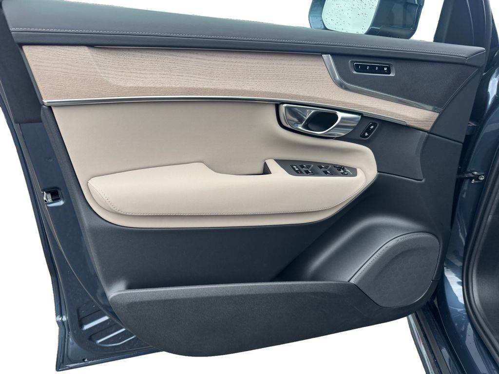 2025 Volvo XC90 Core - Photo 10