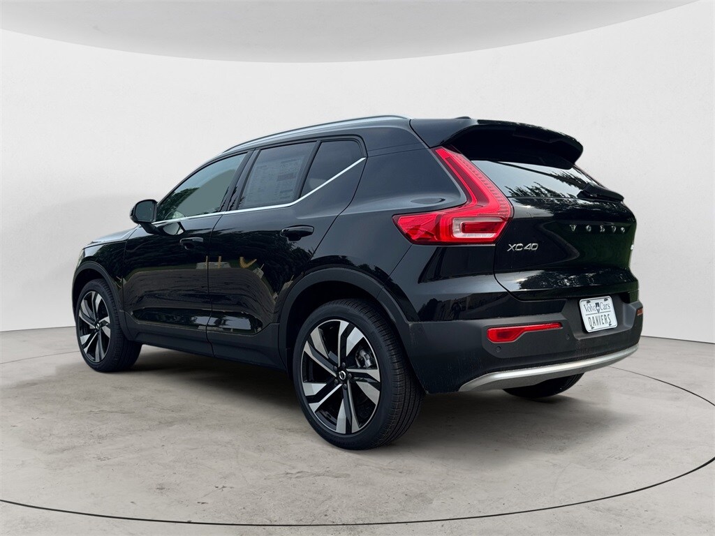 2025 Volvo XC40 photo 2
