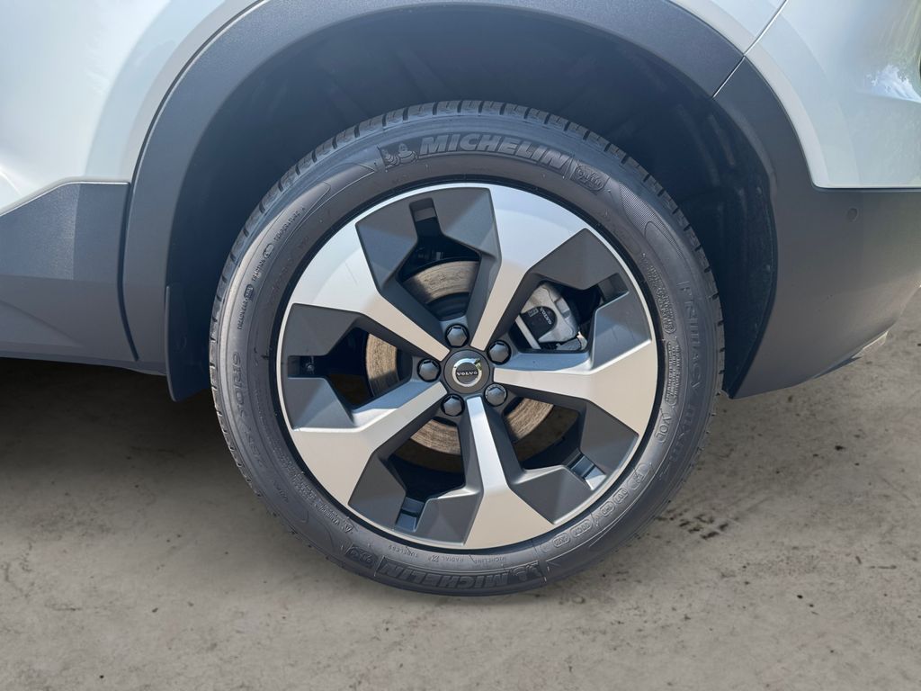 2026 Volvo XC40 Plus - Photo 8