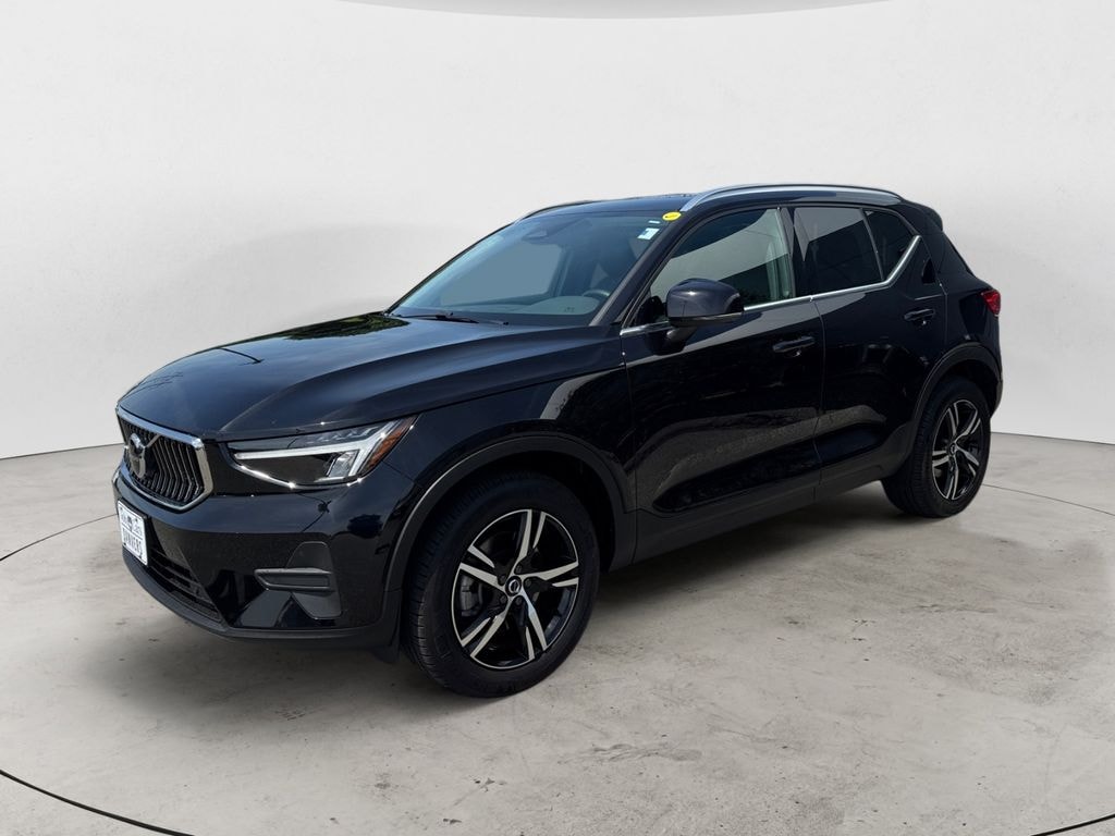 Used 2025 Volvo XC40 B5 Core SUV
