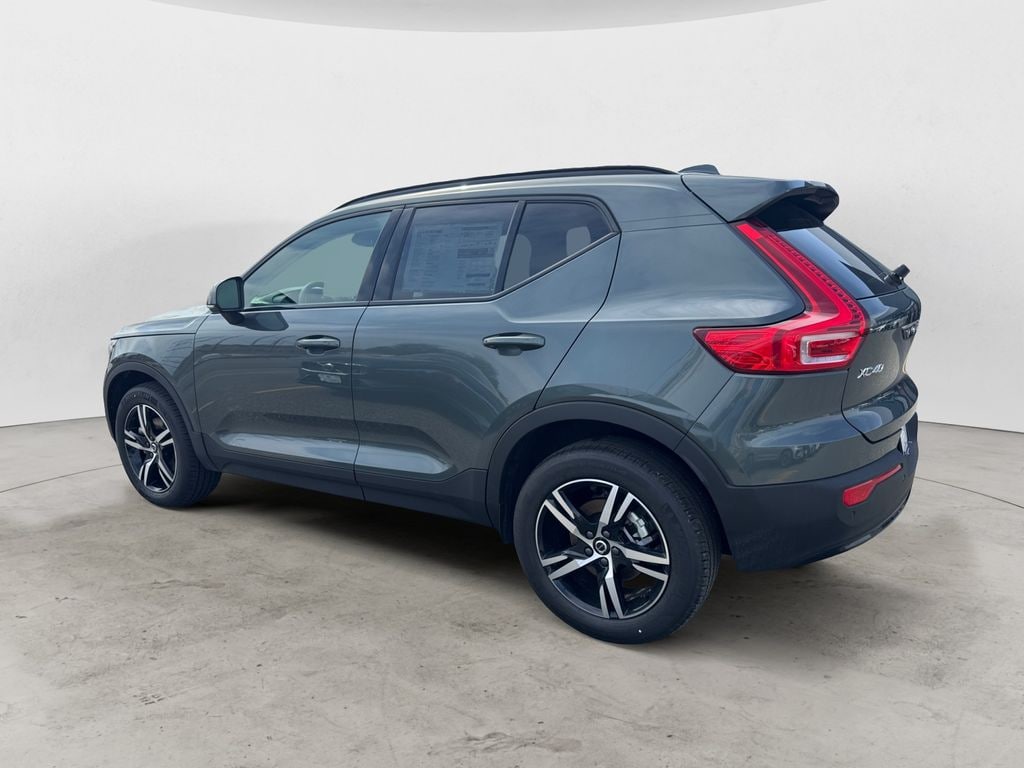 New 2026 Volvo XC40 B5 Core SUV