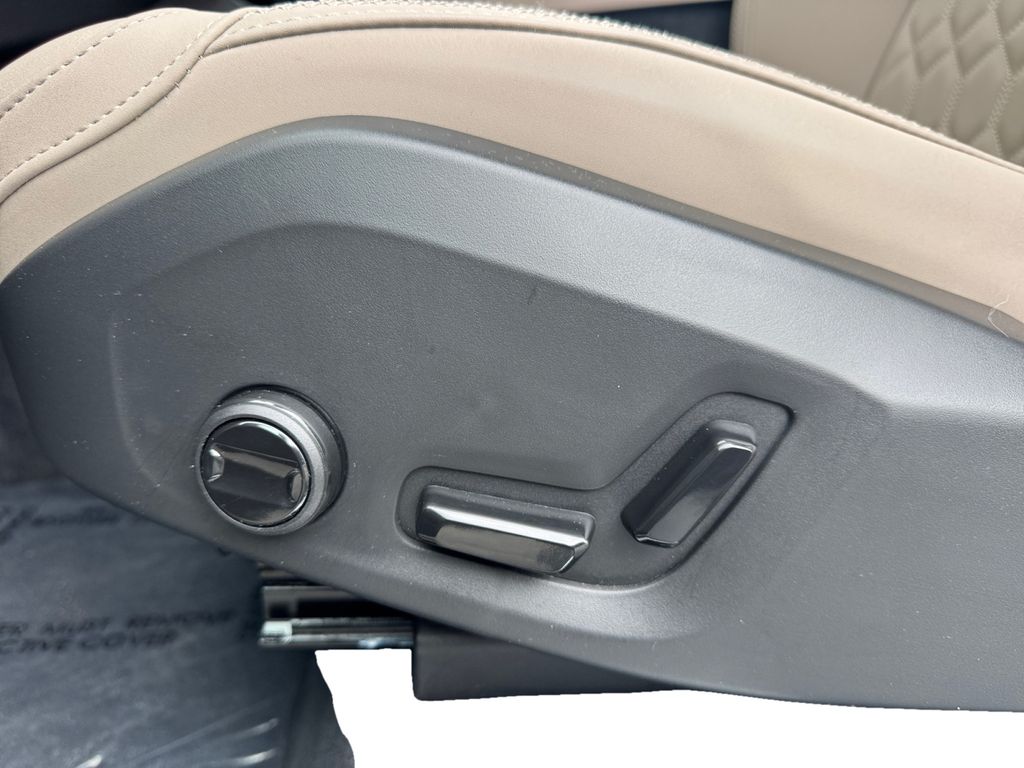 2025 Volvo XC90 Core - Photo 28