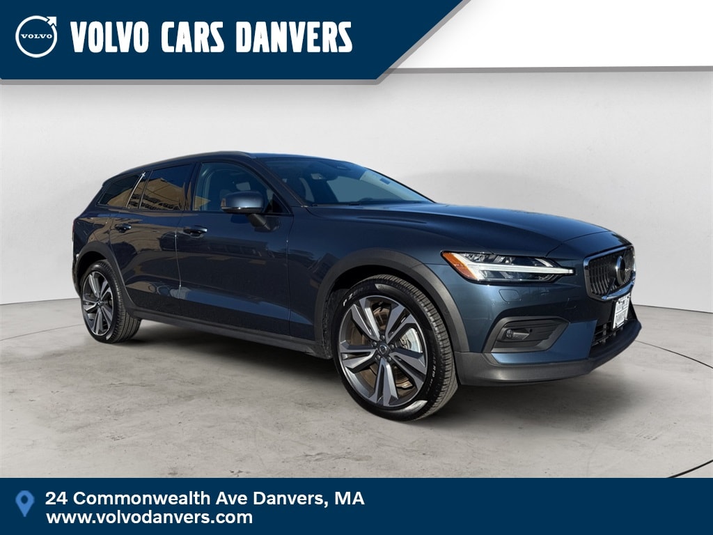 2025 Volvo V60 Cross Country Plus's photo