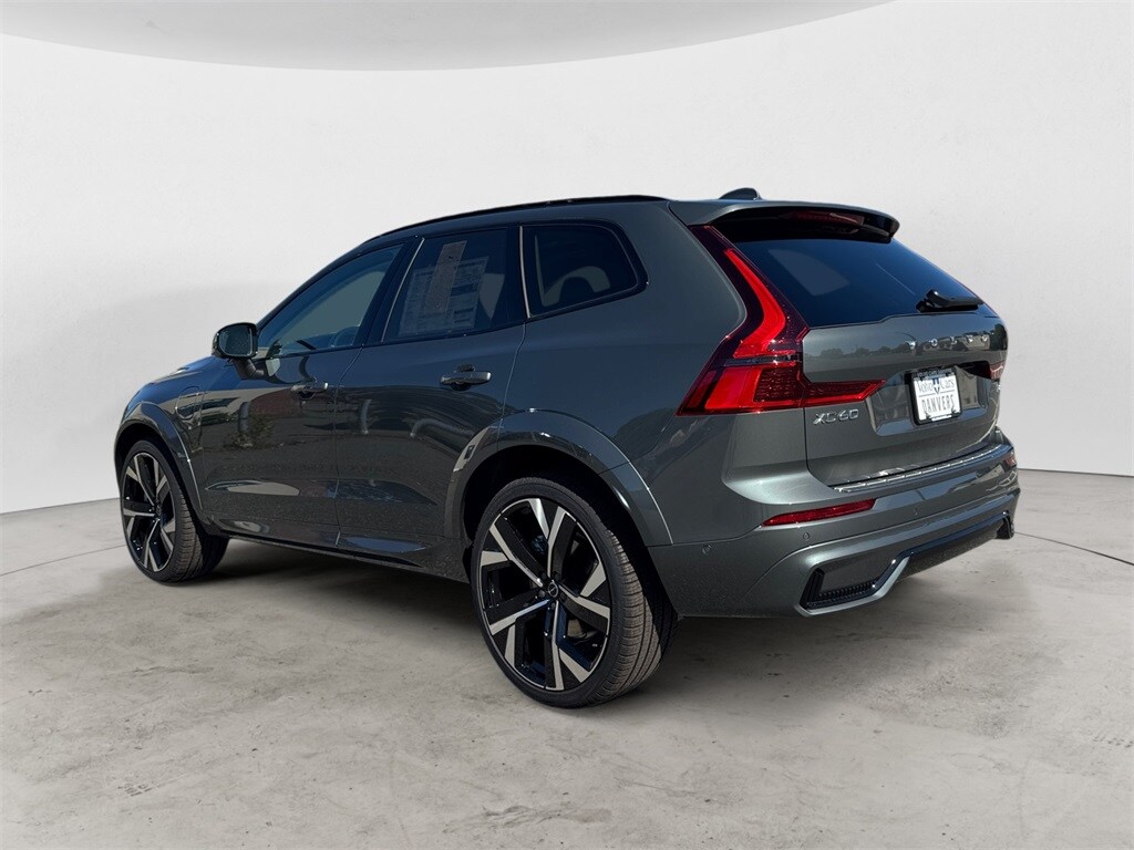 2026 Volvo XC60 Hybrid T8 photo 2