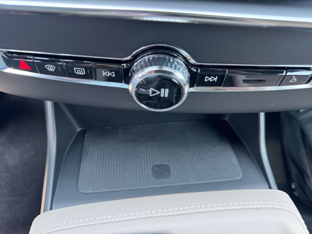2026 Volvo XC90 Plus - Photo 18