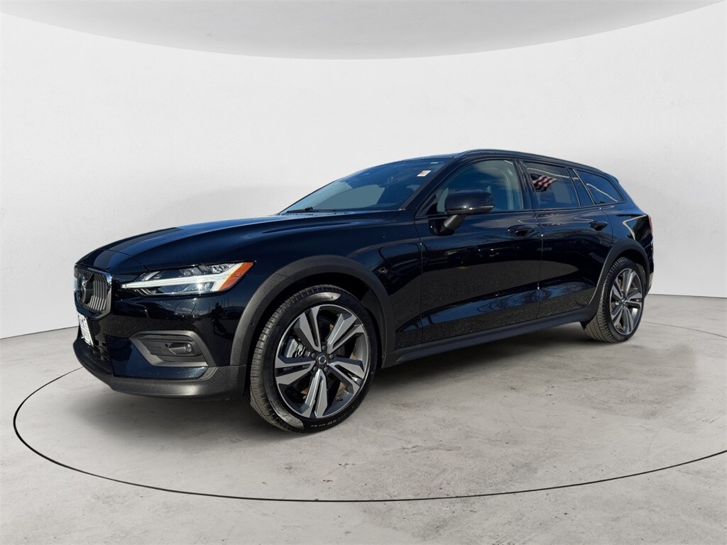 2025 Volvo V60 Cross Country B5 Plus photo 2