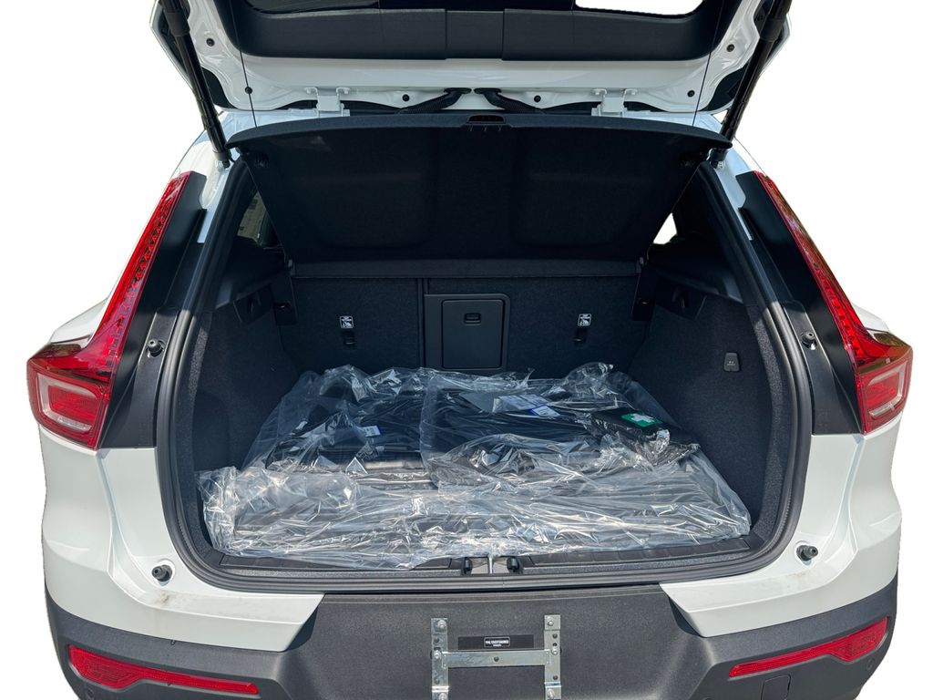 2026 Volvo XC40 Plus - Photo 6