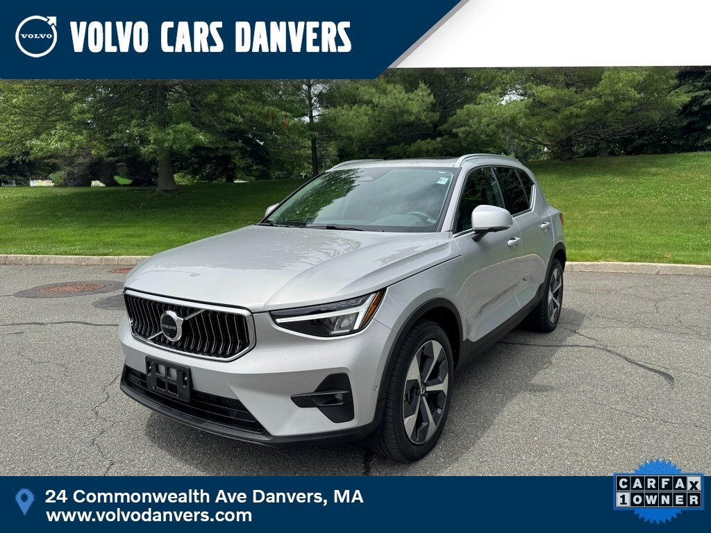 2023 Volvo XC40 Plus photo 2