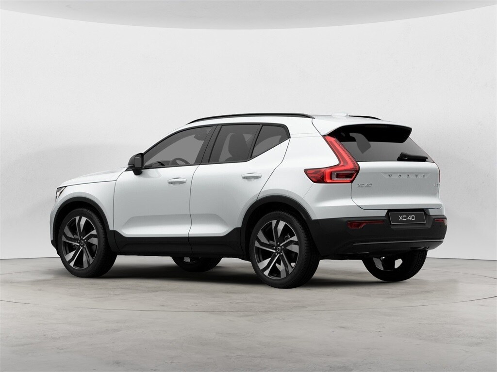 2026 Volvo XC40 Plus photo 4