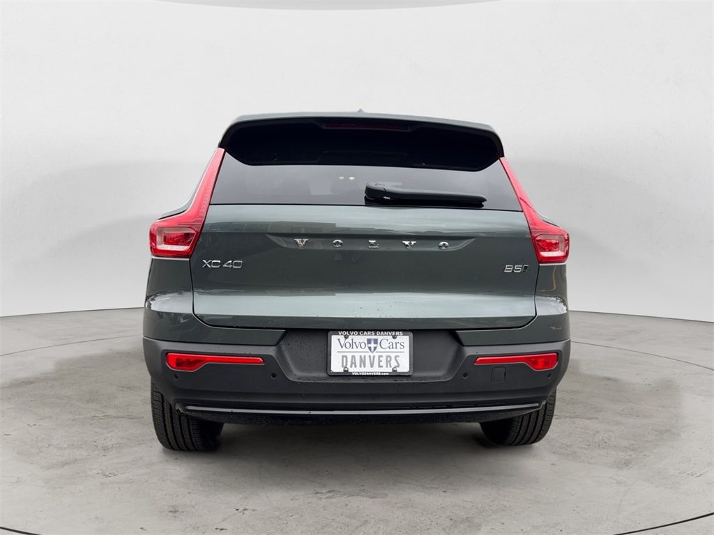 New 2026 Volvo XC40 B5 Core SUV