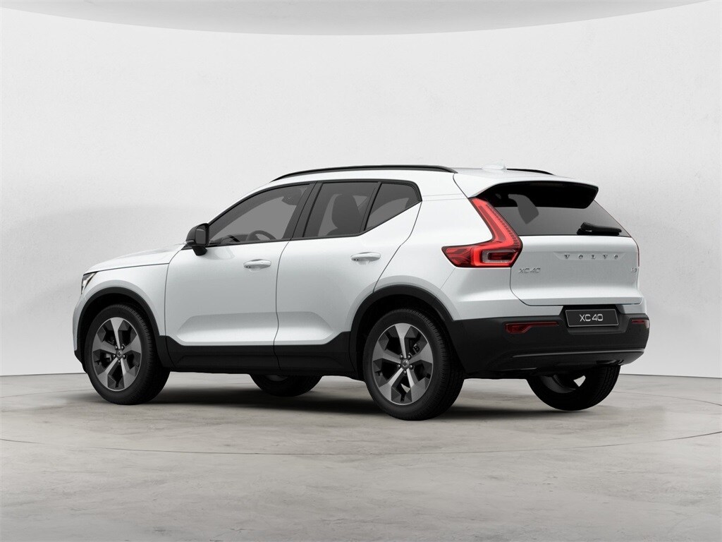 2026 Volvo XC40 Plus photo 4