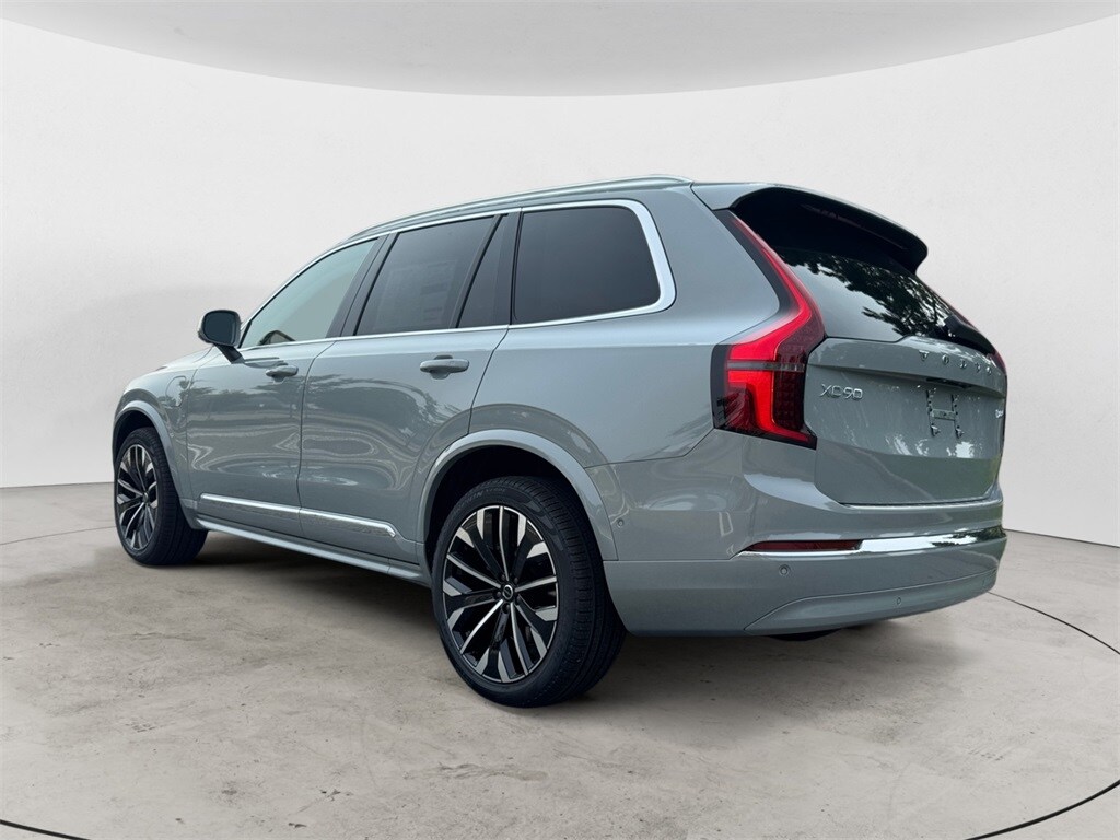 2026 Volvo XC90 T8 photo 3