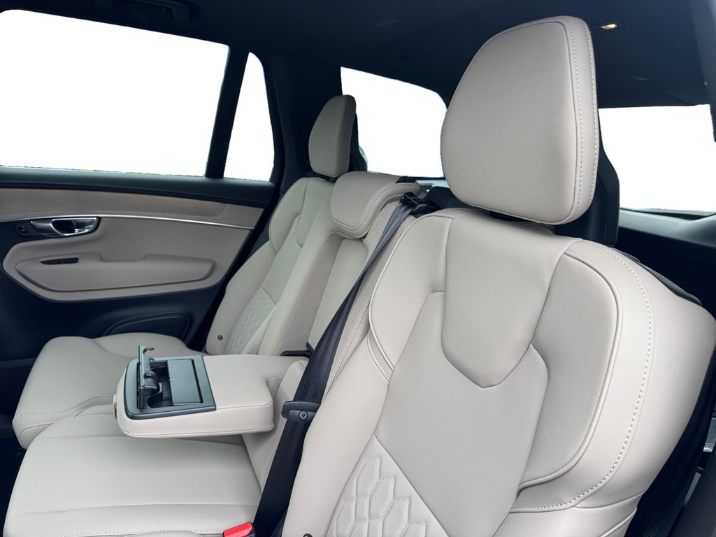 2025 Volvo XC90 Core - Photo 24