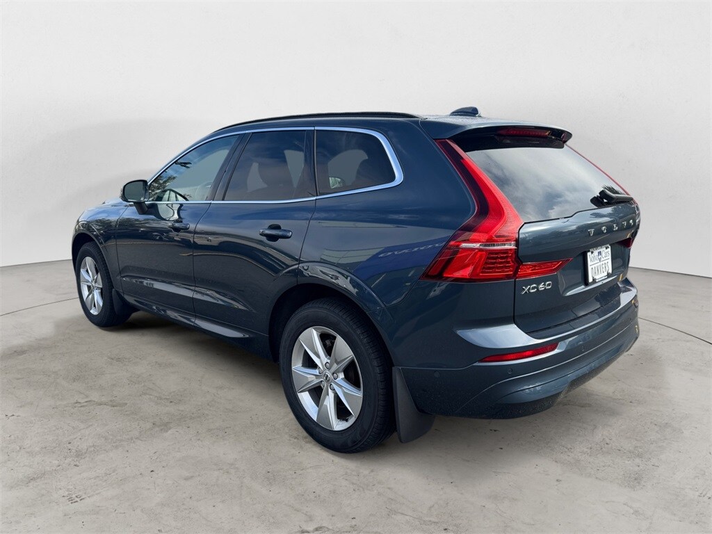 2022 Volvo XC60 B5 Momentum photo 3